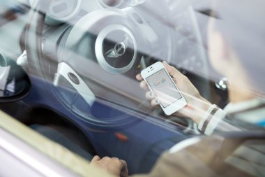 bir iphone kullanan kadın