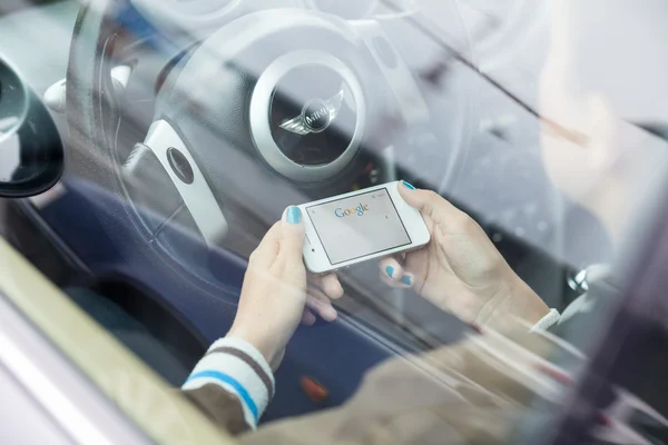 Woman using an iPhone — Stock Photo, Image