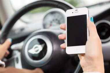 bir iphone kullanan kadın