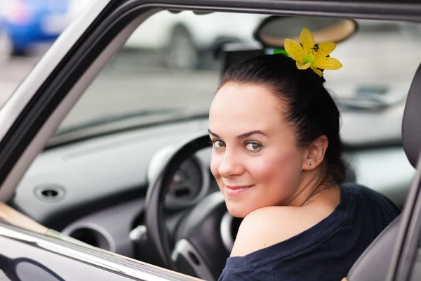 Ung vacker kvinna i en bil — Stockfoto