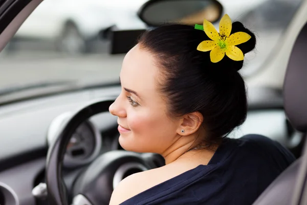 Νεαρή όμορφη γυναίκα σε ένα αυτοκίνητο — Φωτογραφία Αρχείου