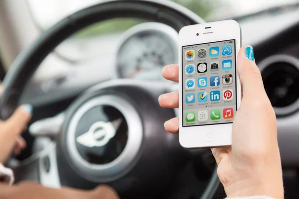 Vrouw met behulp van een iphone — Stockfoto