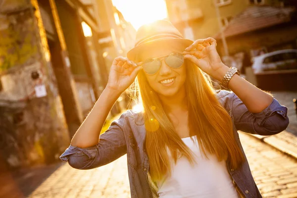 Mladá stylová žena ve městě ulici — Stock fotografie