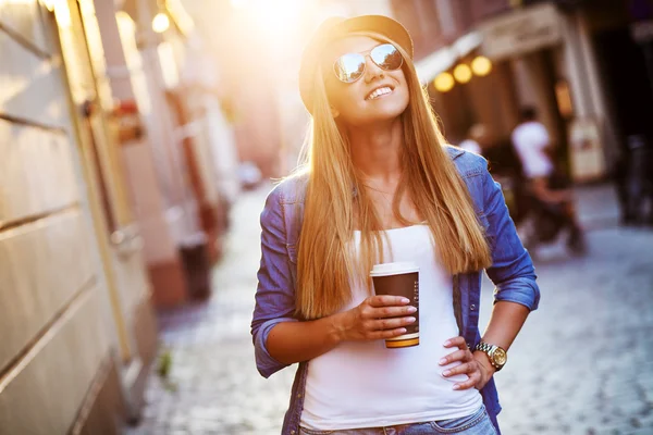 Jonge stijlvolle vrouw in een stad straat — Stockfoto