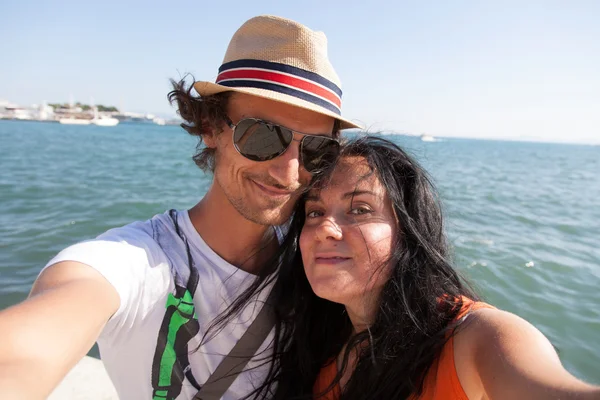 Young couple making a selfie photo at the seaside — Stock Photo, Image