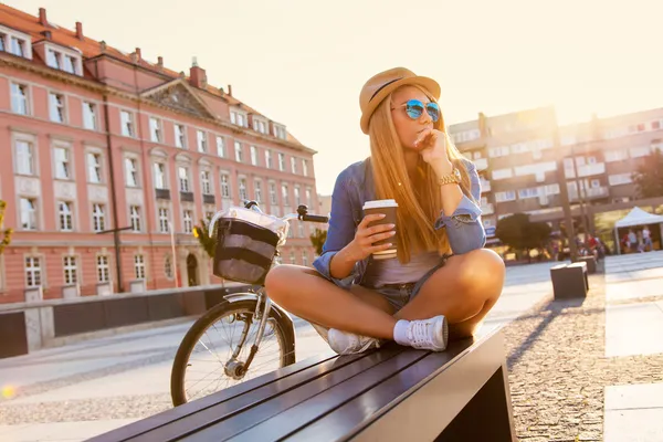 Jonge stijlvolle vrouw in een stad straat — Stockfoto