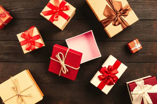 Vánoční pozadí s dárkovými krabicemi na dřevěném stole — Stock fotografie