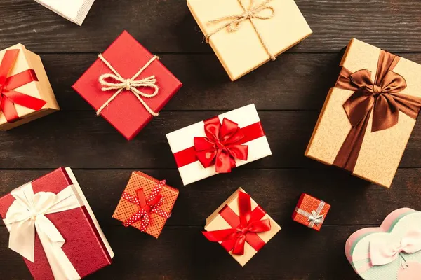 Fondo de Navidad con cajas de regalo en mesa de madera —  Fotos de Stock