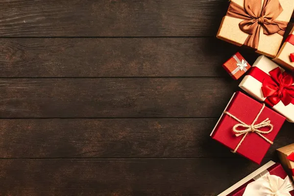 Sfondo natalizio con scatole regalo su tavolo di legno — Foto Stock