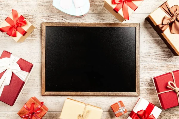 圣诞背景，木制桌子上有礼品盒 — 图库照片