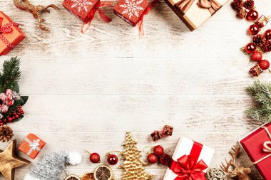 Noel arkaplanı, hediye kutuları ahşap masada.
