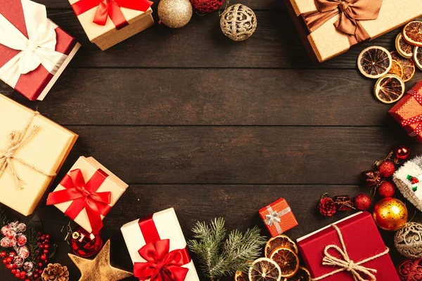 木製のテーブルの上にギフトボックスとクリスマスの背景 — ストック写真
