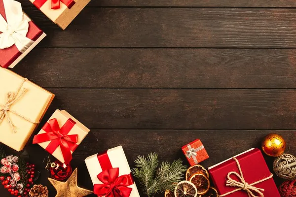 Kerst achtergrond met geschenkdozen op houten tafel — Stockfoto