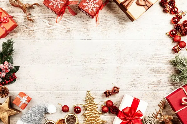 Weihnachten Hintergrund mit Geschenkschachteln auf Holztisch — Stockfoto