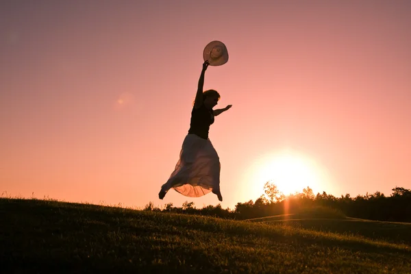 Jumping woman — Stockfoto