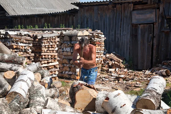 Mann hackt Holz — Stockfoto