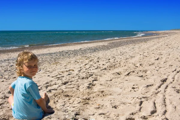 A strandon gyermek — Stock Fotó