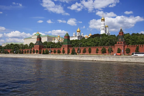 Kremlin van Moskou over de rivier — Stockfoto