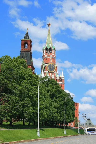 中午在莫斯科克里姆林宫的斯帕斯卡亚塔 — 图库照片