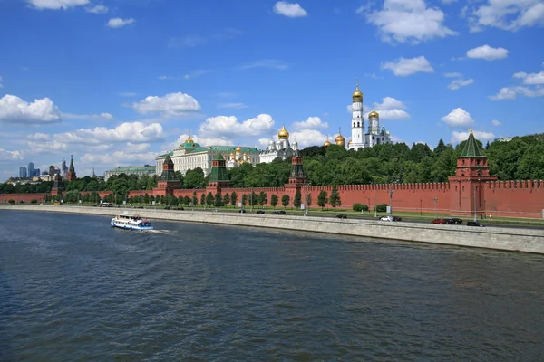 El Kremlin de Moscú sobre el río — Foto de Stock