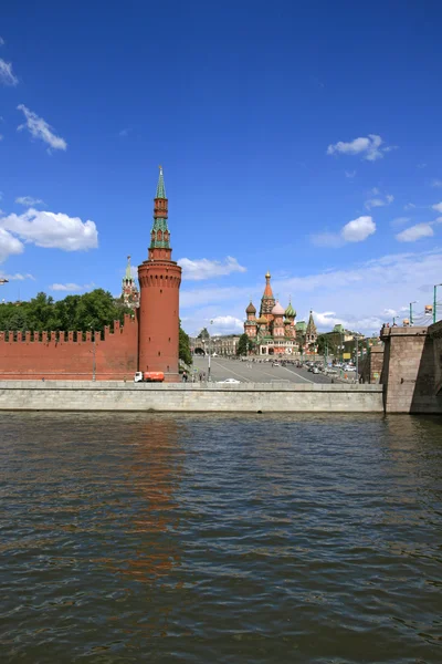 The Moscow Kremlin over river — Stock Photo, Image