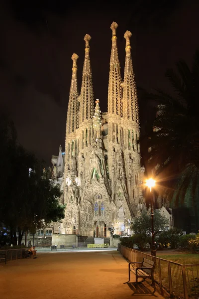 Basilikan la sagrada familia på natten — Stockfoto