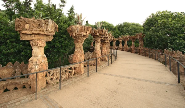 Colonnade sculptée en pierre dans le Parc Guell de Gaudi — Photo