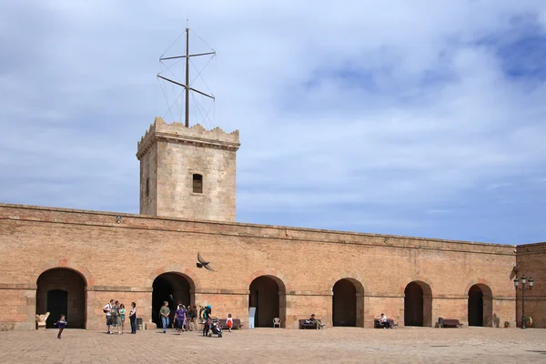 Pássaro voando na frente da fortaleza de Barcelona — Fotografia de Stock