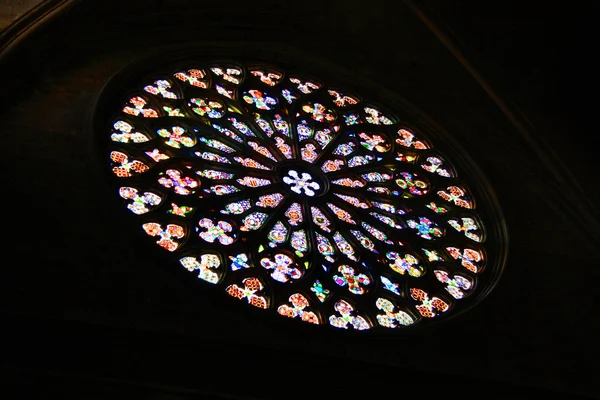 Santa maria del pi kyrka målat glas runt fönster — Stockfoto