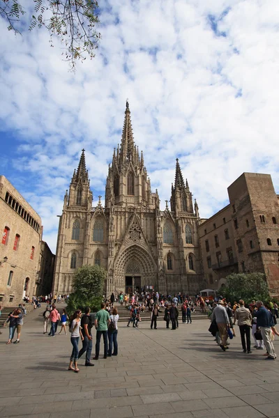 Tourists look at Barcelona cathedral facade — Stock Photo, Image