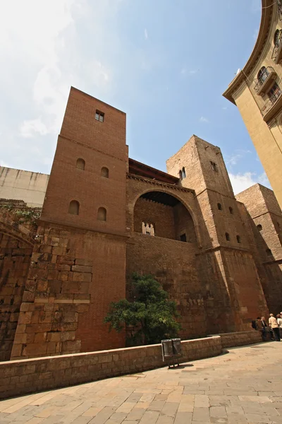 Torri medievali costruite sopra le mura romane nel cuore di Barri Gotic, Barcellona — Foto Stock