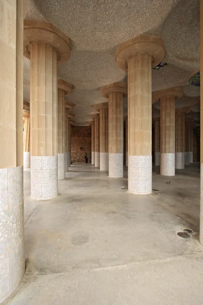 Colonnade dans le Parc Guell de Gaudi — Photo