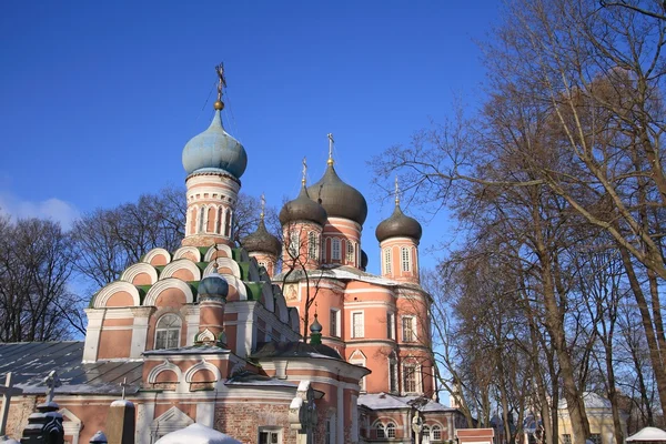 Donskoj kloster små domkyrkan med den stora katedralen i bakgrunden. — Stockfoto