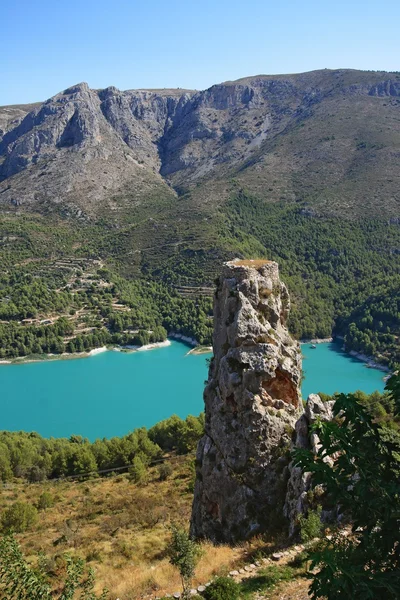 Landskapet runt reservoaren av guadelest — Stockfoto