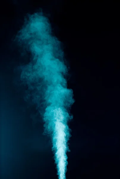 黒の背景に青い蒸気 — ストック写真