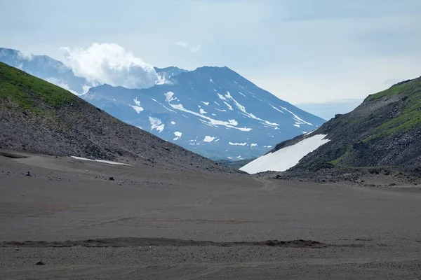 ムトノフスキーは ロシアのカムチャツカ半島の南部に位置する複雑な火山です 南カムチャツカで最も活発な火山の一つであり 2000年に最新の噴火が記録された — ストック写真