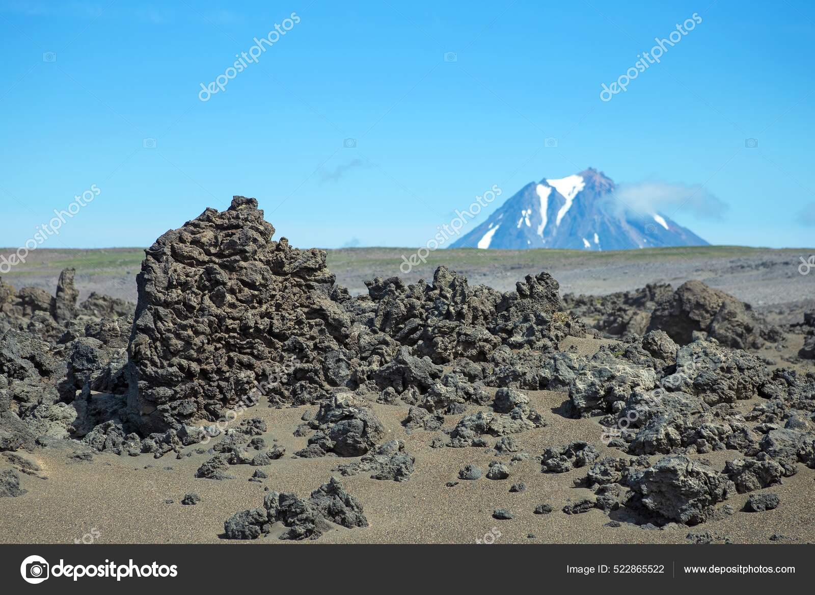 El volcán Villarrica es un estratovolcán chileno, uno de los más activos de  Sudamérica, con 2.847 metros de altura. Se encuentra entre las regiones de  La Araucanía y Los Ríos, cerca de, image size:1600x1167