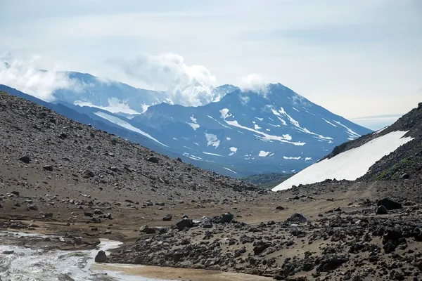 ムトノフスキーは ロシアのカムチャツカ半島の南部に位置する複雑な火山です 南カムチャツカで最も活発な火山の一つであり 2000年に最新の噴火が記録された — ストック写真