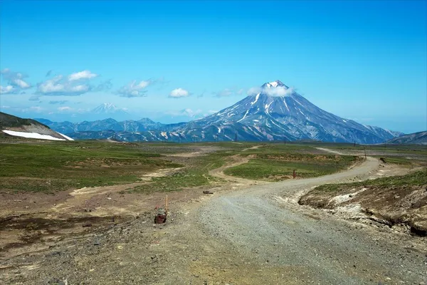 カムチャツカ半島南部のヴィリュチンスキー ストラト火山 Vilyuchik に南の溶岩原 Vilyuchinskの閉鎖都市の約30キロSswに位置しています — ストック写真