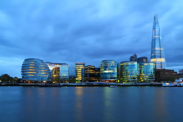 Gece vakti New London Belediye Binası