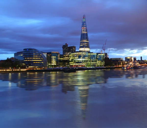 Nieuw stadhuis in Londen 's nachts — Stockfoto