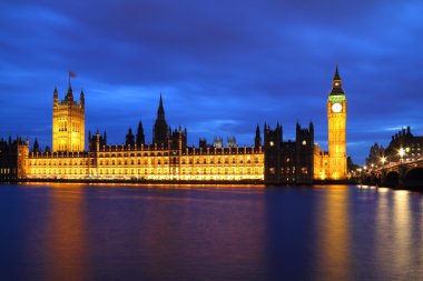 Big Ben'e ve Parlamento geceleri evlerin