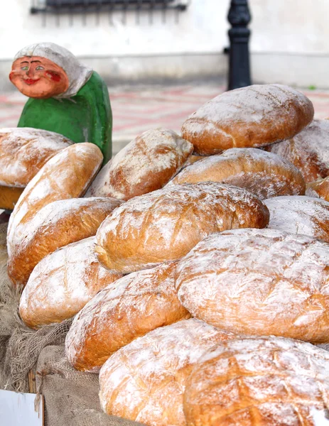 Pan recién horneado en el mercado rural — Foto de Stock