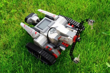 Yeşil çimenlerin üzerinde eylem robot