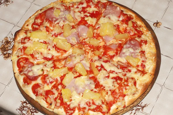 Pizza hawajska — Zdjęcie stockowe