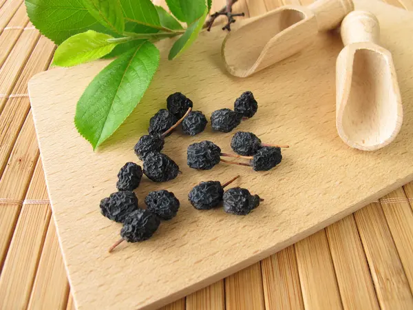 Dried aronia berries — Stock Photo, Image