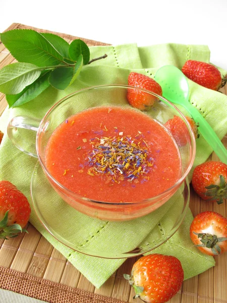 Sobremesa de morango com açúcar de flor — Fotografia de Stock
