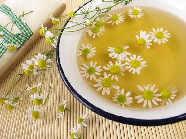 Badeessenz mit Kamillenblüten — Stockfoto