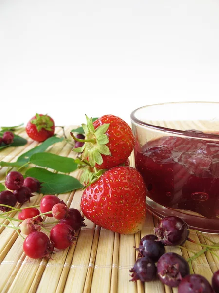 Engarrafamento com juneberries e morangos — Fotografia de Stock