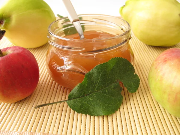 Engarrafamento com marmelo e maçã — Fotografia de Stock